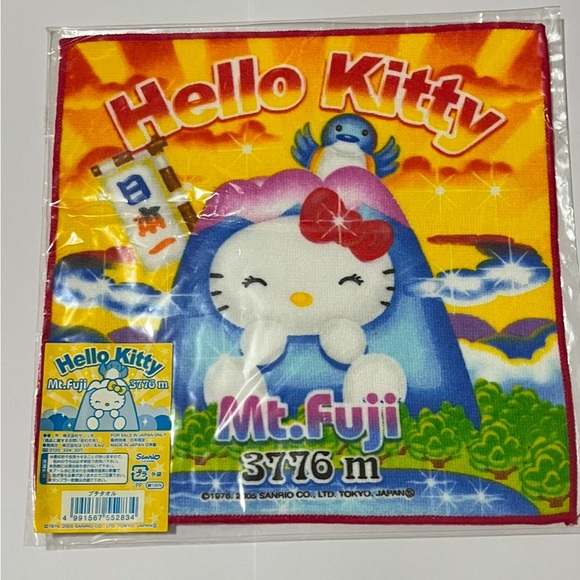 Hello Kitty Mt Fuji 2005 Hand/Face Cloth - Picture 1 of 6